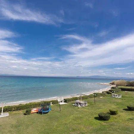 Take Me To The Sea - Beachfront, Starlink Apartment